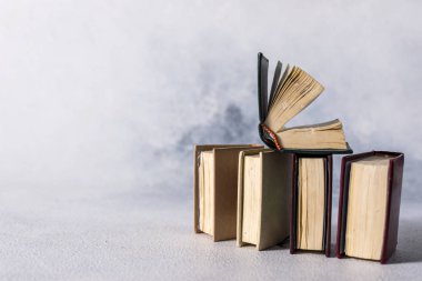 Bir yığın eski kitap. Eski püskü sayfalar, hasarlı kitap kapakları.