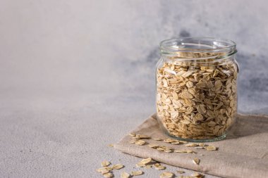  Arka planda kullanışlı yulaf ezmesi olan bir kase. Yulaf ezmesi pişirme kavramı. Sağlıklı yemek. diyet