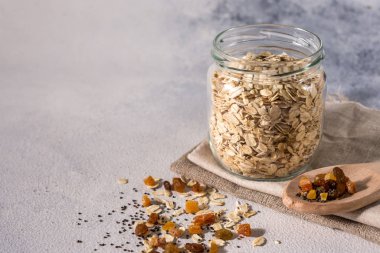  Arka planda kullanışlı yulaf ezmesi olan bir kase. Yulaf ezmesi pişirme kavramı. Sağlıklı yemek. diyet