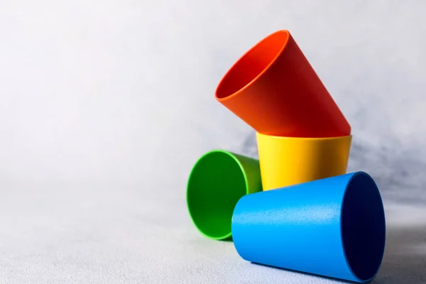 Tazas Plástico Color Grupo Sobre Fondo Piedra Gris Residuos Plástico — Foto de Stock