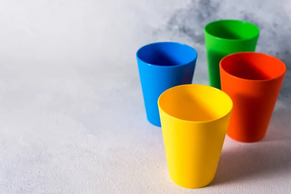 Gruppe Farbe Kunststoff Tassen Auf Grauem Stein Hintergrund Kunststoff Abfall — Stockfoto