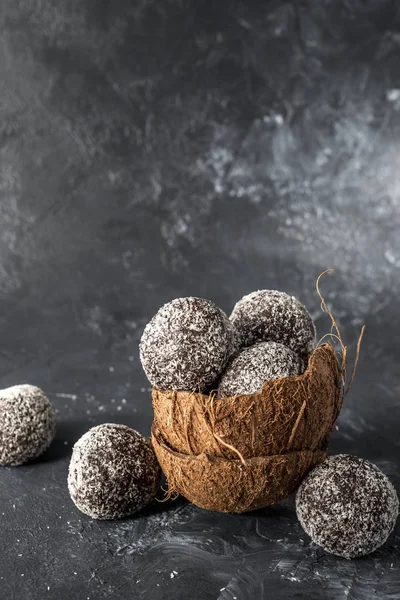 Hausgemachte Gesunde Eiweiß Energiebällchen Einer Kokosnussschale Mit Getrockneten Aprikosen Rosinen — Stockfoto