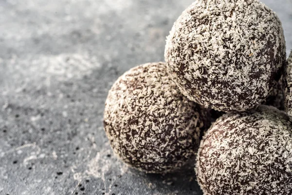 Zelfgemaakte Gezonde Proteïne Energie Ballen Een Kokoskom Met Gedroogde Abrikozen — Stockfoto