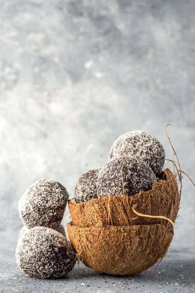 Hausgemachte Gesunde Eiweiß Energiebällchen Einer Kokosnussschale Mit Getrockneten Aprikosen Rosinen — Stockfoto