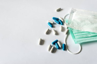 Covid-19 tıbbi tek kullanımlık yüz maskesi yeni koronavirüs pnömonisi WHO 'dan resmi adı aldı: COVID-19. Kulak ilmikli koruyucu maske. Kendini soyutlama.