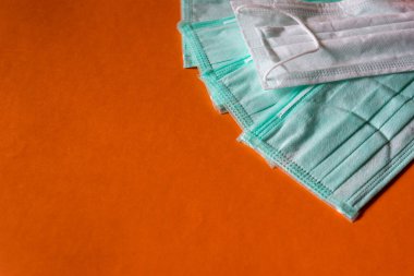 Covid-19 tıbbi tek kullanımlık yüz maskesi yeni koronavirüs pnömonisi WHO 'dan resmi adı aldı: COVID-19. Kulak ilmikli koruyucu maske. Kendini soyutlama.