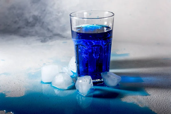 Splash Chlazené Osvěžující Letní Modrý Koktejl Kostkami Ledu Pozadí Místem — Stock fotografie