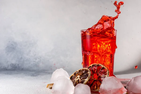 Spetter Gekoeld Verfrissend Zomer Rood Oranje Cocktail Met Ijsblokjes Achtergrond — Stockfoto