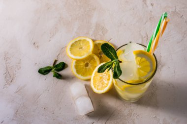 Taze, parlak yaz kokteyli. Limonlu, limonlu ve naneli mojito kokteyli. Limonlu mojito.