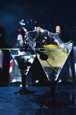 Sulu alkol kokteyli. Siyah hayatlı sek martini. Siyah arka planda martini bardağının içinde vermut kokteyli. seçici odak
