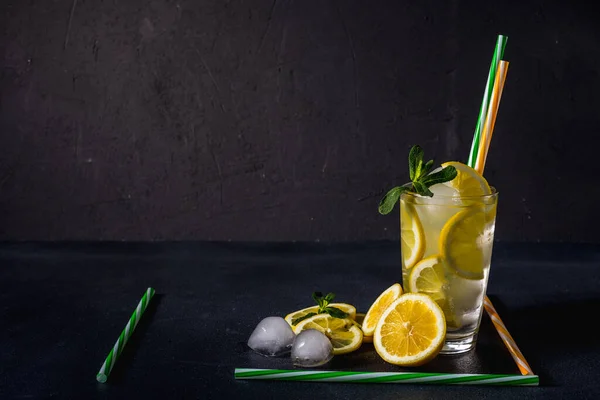 Świeży Letni Koktajl Koktajl Mojito Limonką Cytryną Miętą Szklance Modnym — Zdjęcie stockowe