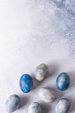 Renkli yumurtalar. Güzel bir arka planda parlak mavi tavuk yumurtaları.
