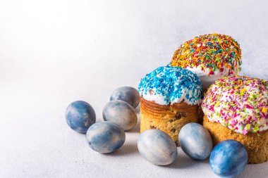 Mavi yumurtalar ve geleneksel Paskalya pastası ile Paskalya 'da hayat devam ediyor. Paskalya pastası jöleli. Paskalya kompozisyonu. Renkli yumurtalar, boşluğu kopyala