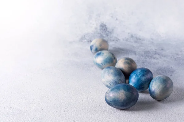 Renkli yumurtalar. Güzel bir arka planda parlak mavi tavuk yumurtaları.