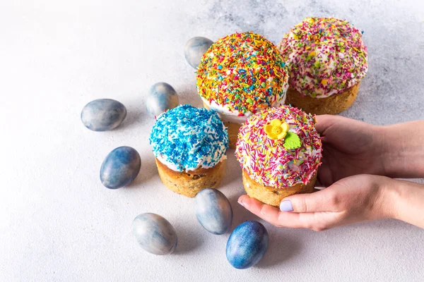 Mavi yumurtalar ve geleneksel Paskalya pastası ile Paskalya 'da hayat devam ediyor. Paskalya pastası jöleli. Paskalya kompozisyonu. Renkli yumurtalar, boşluğu kopyala