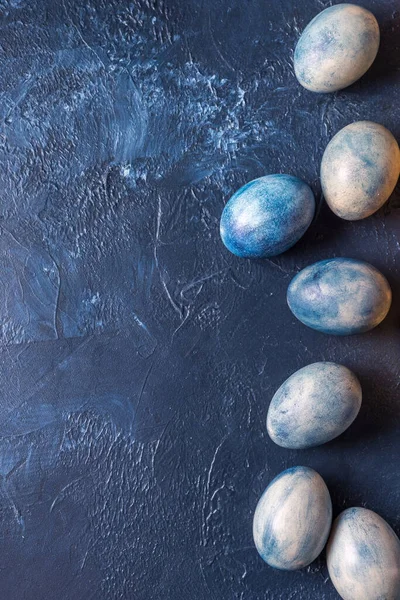 Renkli yumurtalar. Güzel bir arka planda parlak mavi tavuk yumurtaları.