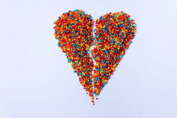Większe Złamane Jasne Kolorowe Serce Wykonane Kolorowych Kulek Białym Tle — Zdjęcie stockowe