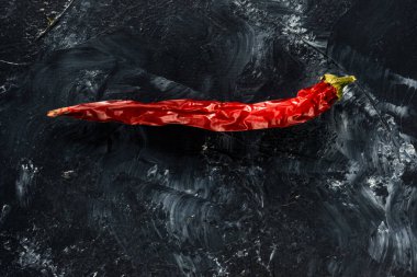 Kurumuş kırmızı biberler yakın plan karanlık bir arka plana karşı.