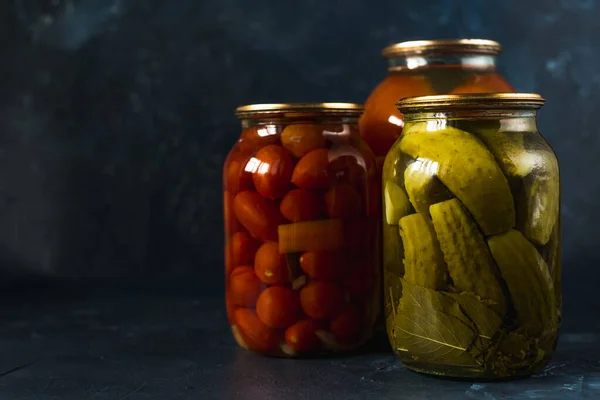 Vasetti Vetro Cetrioli Fermentati Pomodoro Cipolla Peperoncino Spezie Sale Verdure — Foto Stock