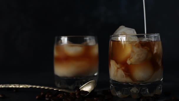 Versare Latte Bicchiere Caffè Aromatico Freddo Saporito Con Ghiaccio Fondo — Video Stock