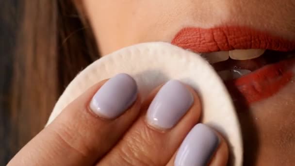 Σέξι Χείλη Ενός Κοριτσιού Κραγιόν Όμορφη Νεαρή Γυναίκα Καθαρίζει Χείλη — Αρχείο Βίντεο