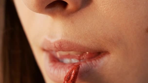 립스틱낀 여자의 립스틱을 입술에 바르는 아름다운 화장을 — 비디오