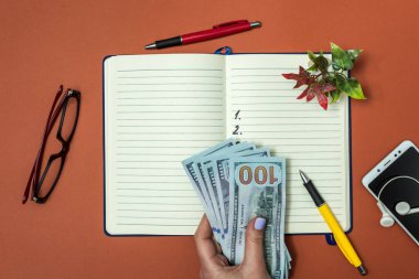 Bugün için plan yap. İş listesi. İçinde iş adamı ya da muhasebecinin notları olan boş bir not defteri. Mali raporlama kavramı.