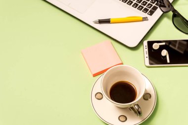 Evde uzaktan kumandalı rahat bir iş, Corona virüsünün yakın plan görüntüsü. Bir dizüstü bilgisayar kullanarak evde çalışan girişimci.