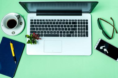 Evde uzaktan kumandalı rahat bir iş, Corona virüsünün yakın plan görüntüsü. Bir dizüstü bilgisayar kullanarak evde çalışan girişimci.