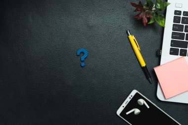 Evde uzaktan kumandalı rahat bir iş, Corona virüsünün yakın plan görüntüsü. Bir dizüstü bilgisayar kullanarak evde çalışan girişimci.