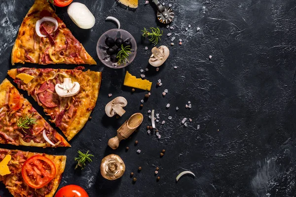 Kokulu İtalyan pizzası. Lezzetli İtalyan pizzası, mantar, domates, peynir, soğan, biber, tuz, fesleğen ve zeytinleri pişirmek için baharatlar.