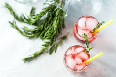 Yaz içkileri buzlu bardaklarda tazeleniyor. Ev yapımı limonata. Boşluğu kopyala