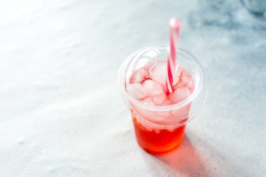 Yaz meyvelerini tazeleyip buzlu bardaklarda kokteyl içeriz. Ev yapımı limonata. Boşluğu kopyala