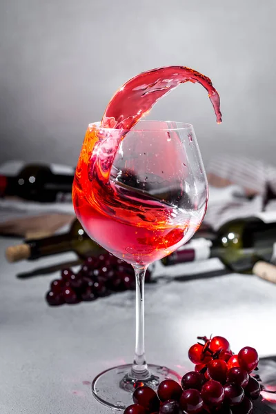 Vino Tinto Splash Botella Copa Vino Tinto Uvas Maduras Diseña — Foto de Stock