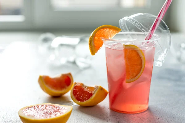 夏天新鲜的水果用冰块在杯子里喝鸡尾酒 自制柠檬水 复制空间 — 图库照片#