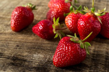 Taze kırmızı aromalı sağlıklı yaz meyvesi. Çilekli. Sağlıklı beslenme ve tarım kavramı.