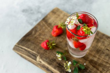 Buzlu, karbonatlı, buzlu ve çilekli bir yaz. Soğukluk tazeleniyor