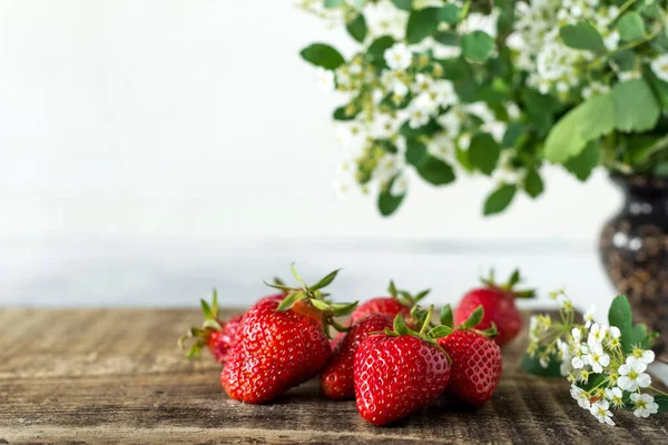 新鲜的红色芳香 健康的夏天浆果 草莓味的健康饮食和农业的概念 — 图库照片#