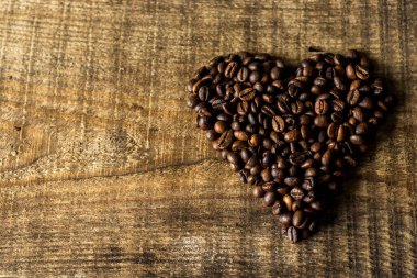 Eski ahşap desenli kahve çekirdekleri. Organik kahve. Kalp şeklinde kahve çekirdekleri..