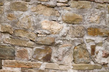 Antika taş bir duvarın dokusu. Eski kale taşından duvar dokusu. Arkaplan ya da doku olarak taş duvar.