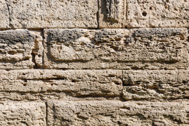 Antika taş bir duvarın dokusu. Eski kale taşından duvar dokusu. Arkaplan ya da doku olarak taş duvar.