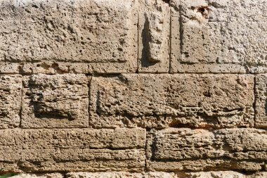 Antika taş bir duvarın dokusu. Eski kale taşından duvar dokusu. Arkaplan ya da doku olarak taş duvar.