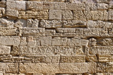 Antika taş bir duvarın dokusu. Eski kale taşından duvar dokusu. Arkaplan ya da doku olarak taş duvar.