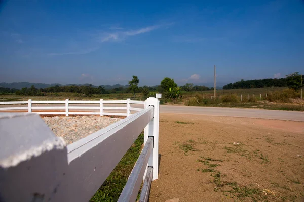 Cerca branca no campo — Fotografia de Stock