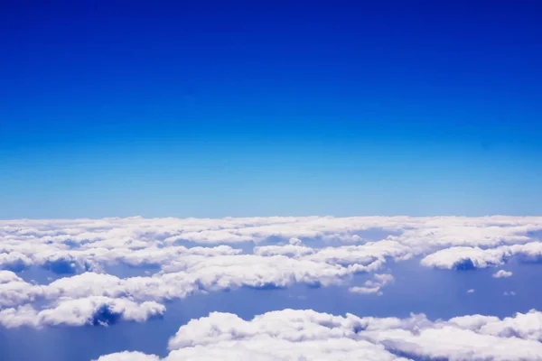 Bulutlar ve mavi gökyüzü