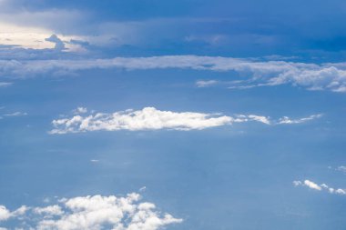 Beyaz bulutlar ve mavi gökyüzü