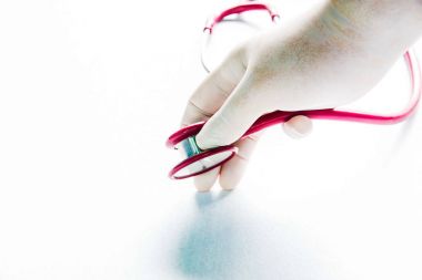 Kırmızı stetoskop tutun cerrahi eldivenler eli var