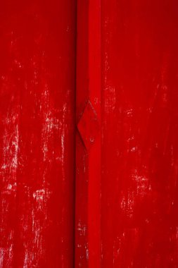 kırmızı ahşap kapı