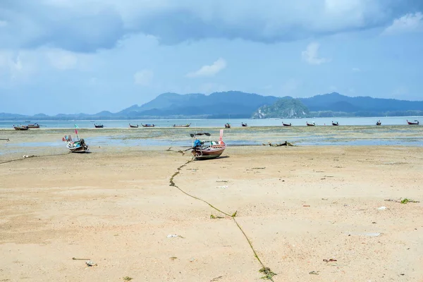 停泊在海滩上的渔船 — 图库照片