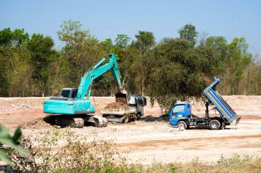 Kazı kazıcı bir gölet kazma, kazma kazıcı inşaat alanında çalışıyor..